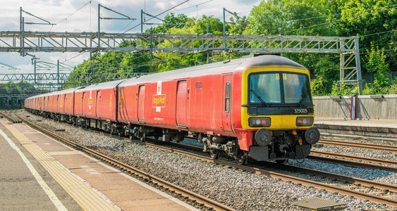 Royal Mail EMU 325 005 a.jpg